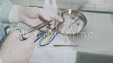 带无菌<strong>医疗器械</strong>的手术台.. 助手给外科医生手术刀。 特写镜头
